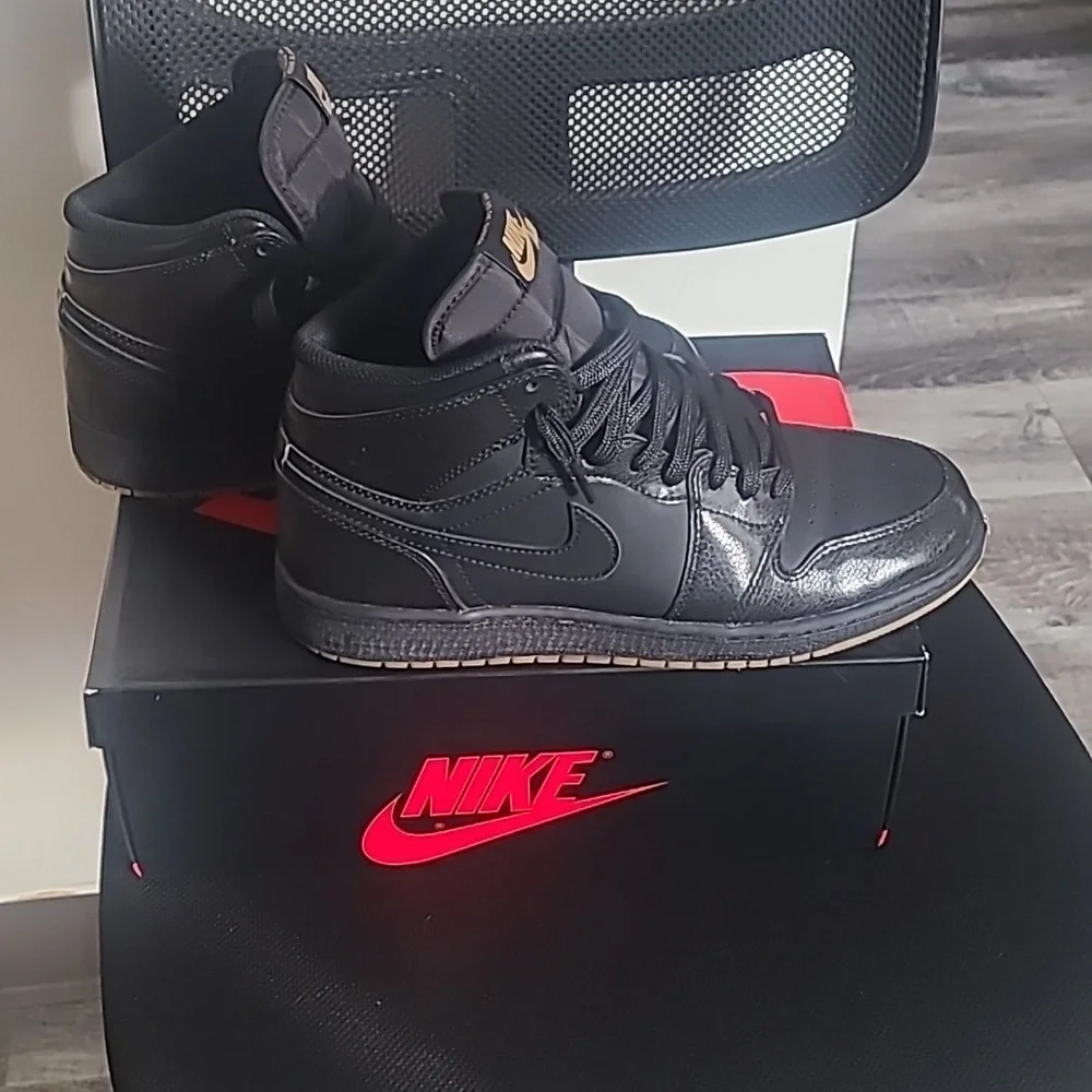Nike Air Men's Black Sneakers - Picture 2 of 4
